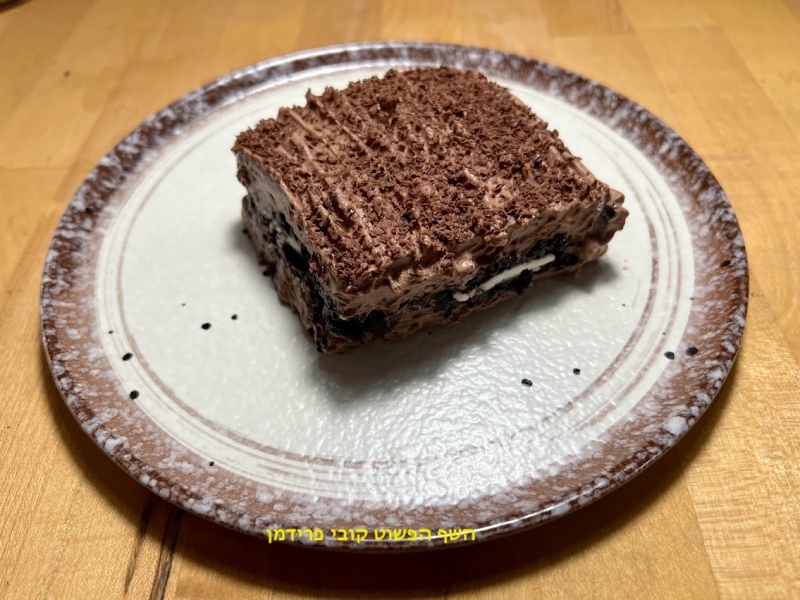 עוגת בסקוויטים עשירה עם עוגיות אוראו קרם שוקולד בלגי וגבינה בניחוח קפה וציפוי שוקולד מריר