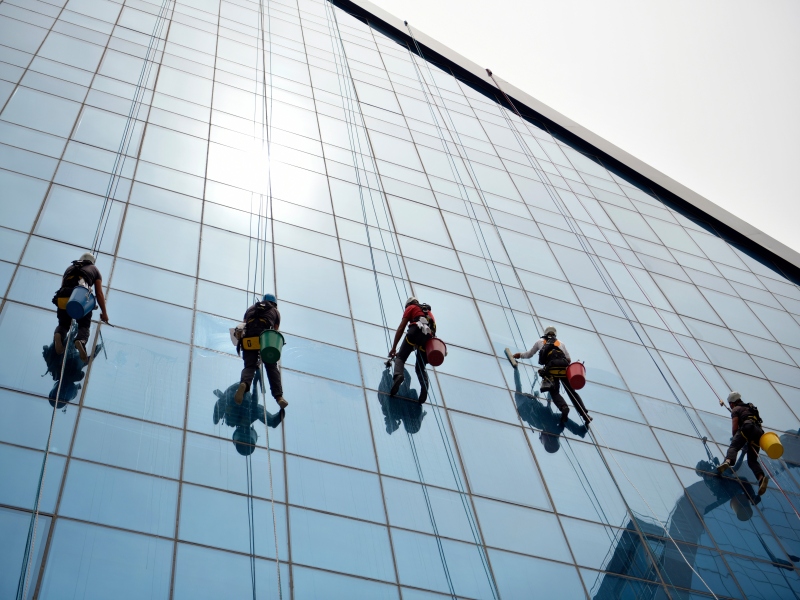 אילו אמצעי בטיחות ננקטים במהלך שירותי ניקוי חלונות לגובה?