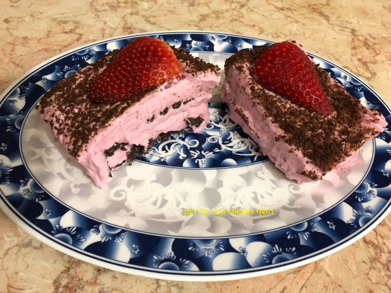 עוגת ביסקוויטים בניחוח תות ושוקולד מריר עם תותים