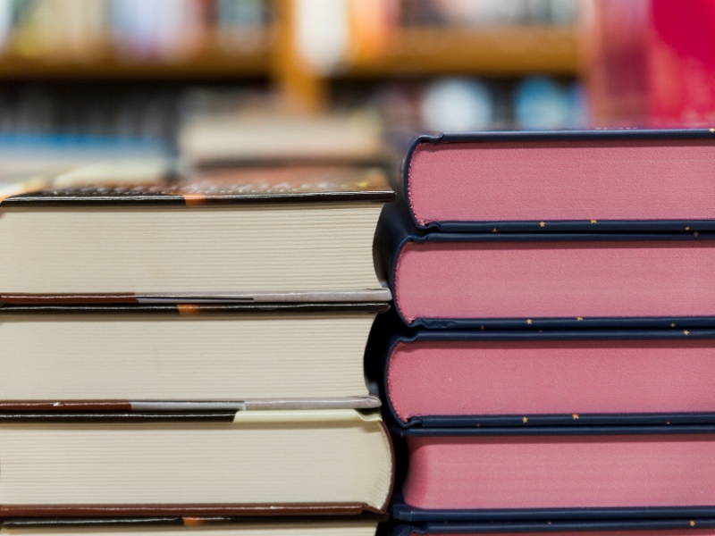 כיצד רשת חנויות ספרים חברתית מקדמת קריאה במחיר סביר?