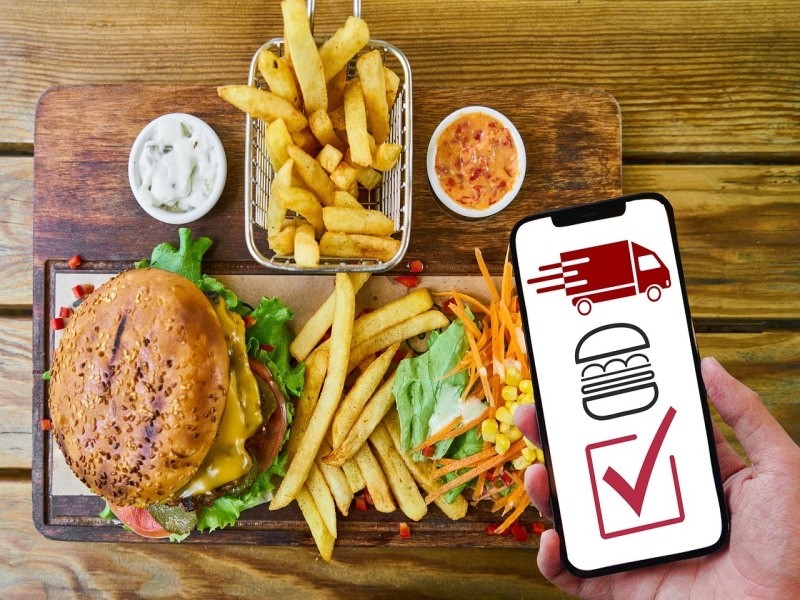 משלוח המבורגר: הריגוש שמגיע עם אכילה משותפת בחוויית מסעדה איכותית